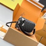 SIDE TRUNK EAST WEST Medium Handbag - Image 5