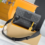 Voyager Small Messenger Bag - Image 5